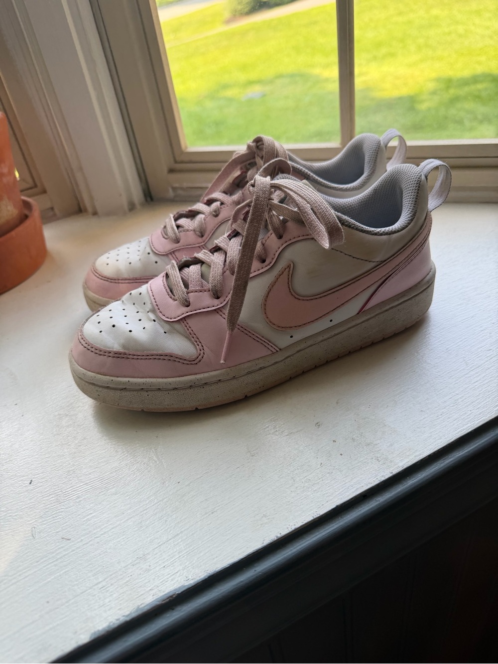 Nike Low-Top Sneakers in White and Light Pink